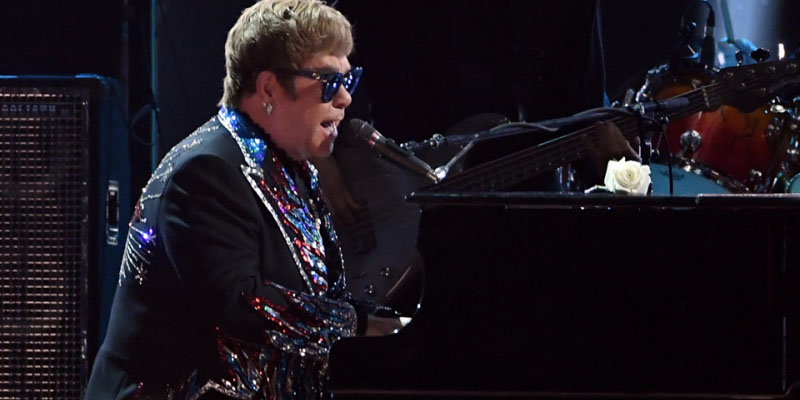 Elton John e AE6100