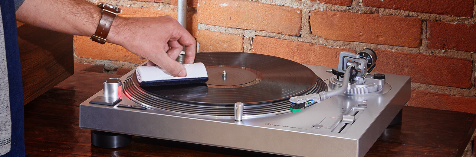 Come pulire lo stilo del giradischi e i vinili