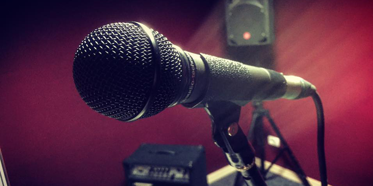 Come eliminare il feedback di un microfono?